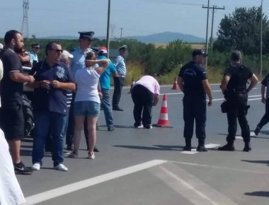 Μουδανιά: Κάτοικοι απέκλεισαν για 2 ώρες επαρχιακή οδό - Ζητούν κατασκευή κόμβου και φανάρια (φωτό)